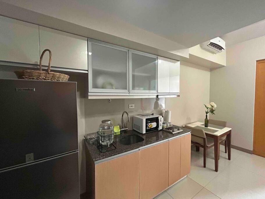 1-bedroom Glass View Beside Grand Hyatt Bgc * Manila