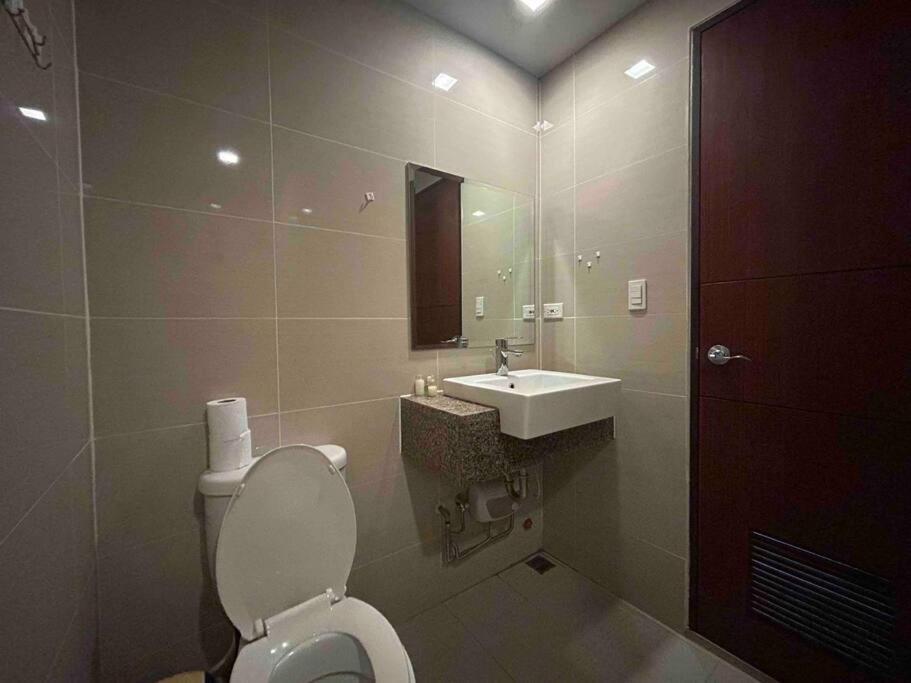 Apartment 1-bedroom Glass View Beside Grand Hyatt Bgc *
