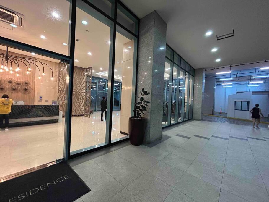 1-bedroom Glass View Beside Grand Hyatt Bgc *