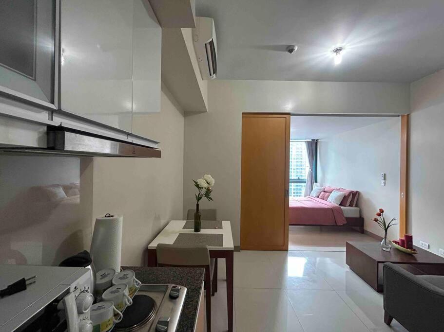 1-bedroom Glass View Beside Grand Hyatt Bgc * Manila