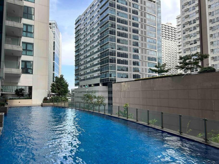 1-bedroom Glass View Beside Grand Hyatt Bgc Apartment *