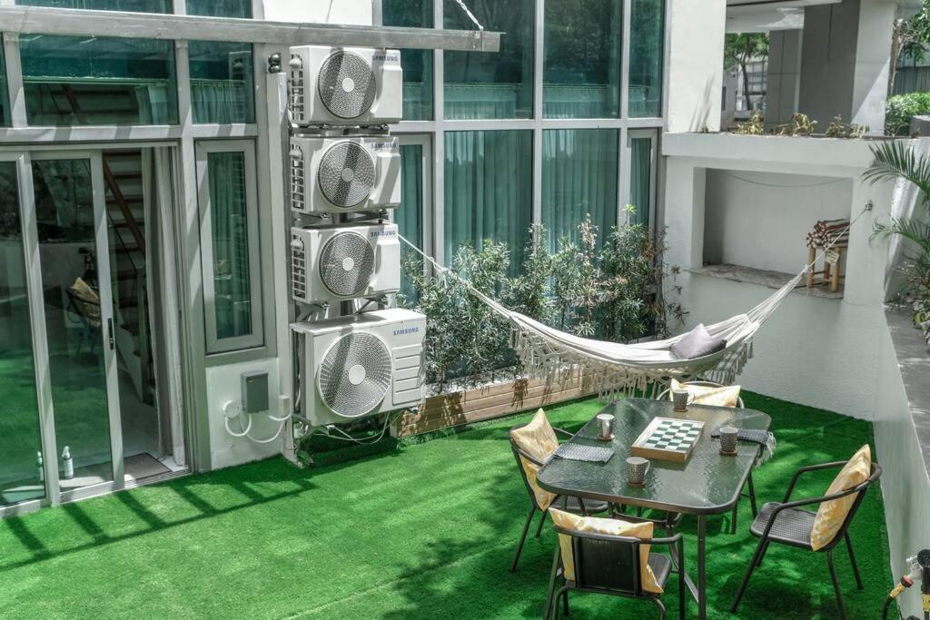 Loft 3br With Garden In Avant Bgc Parking With Fee Apartment *
