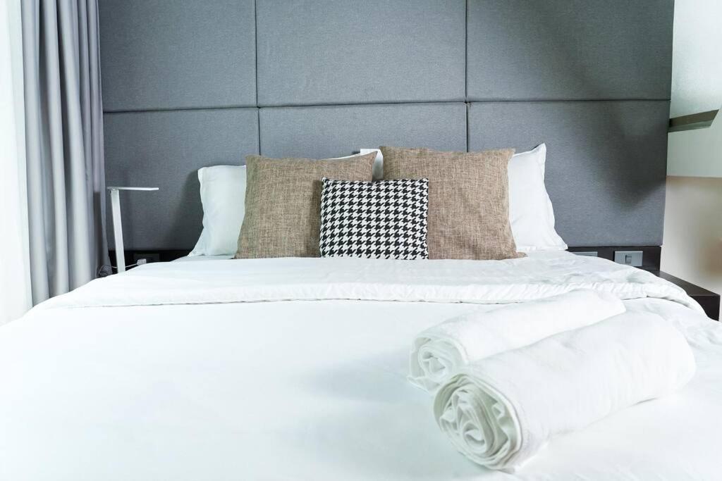 Loft 3br With Garden In Avant Bgc Parking With Fee * Manila