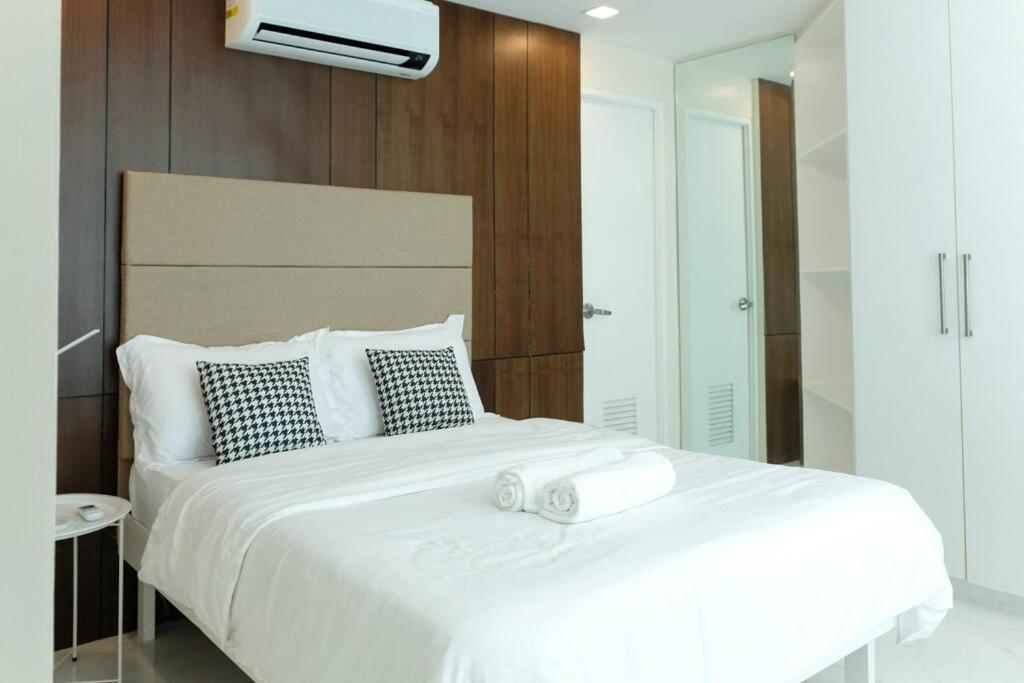 Loft 3br With Garden In Avant Bgc Parking With Fee Apartment