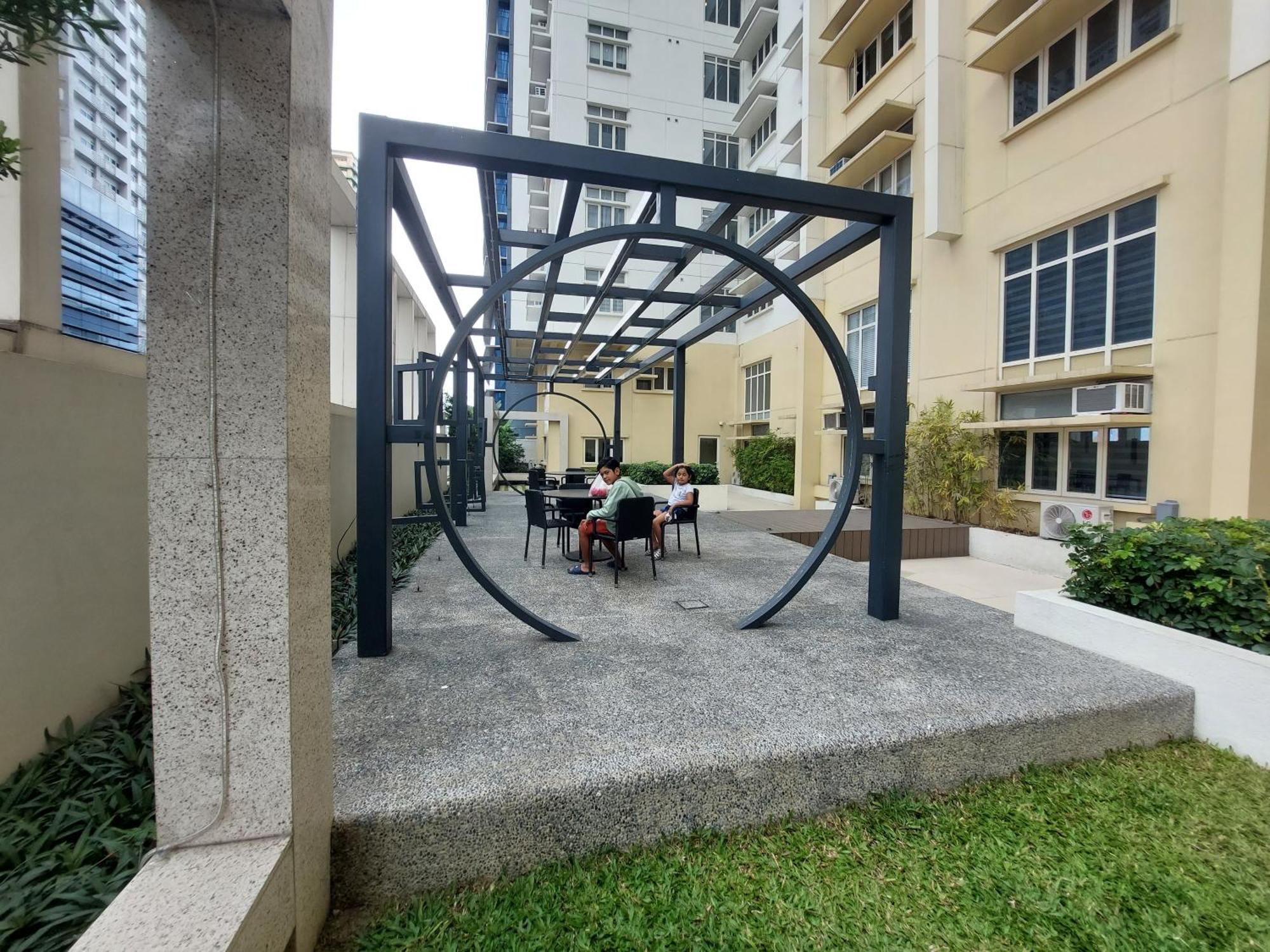 Makati Bliss - Cozy Urban Retreat Apartment