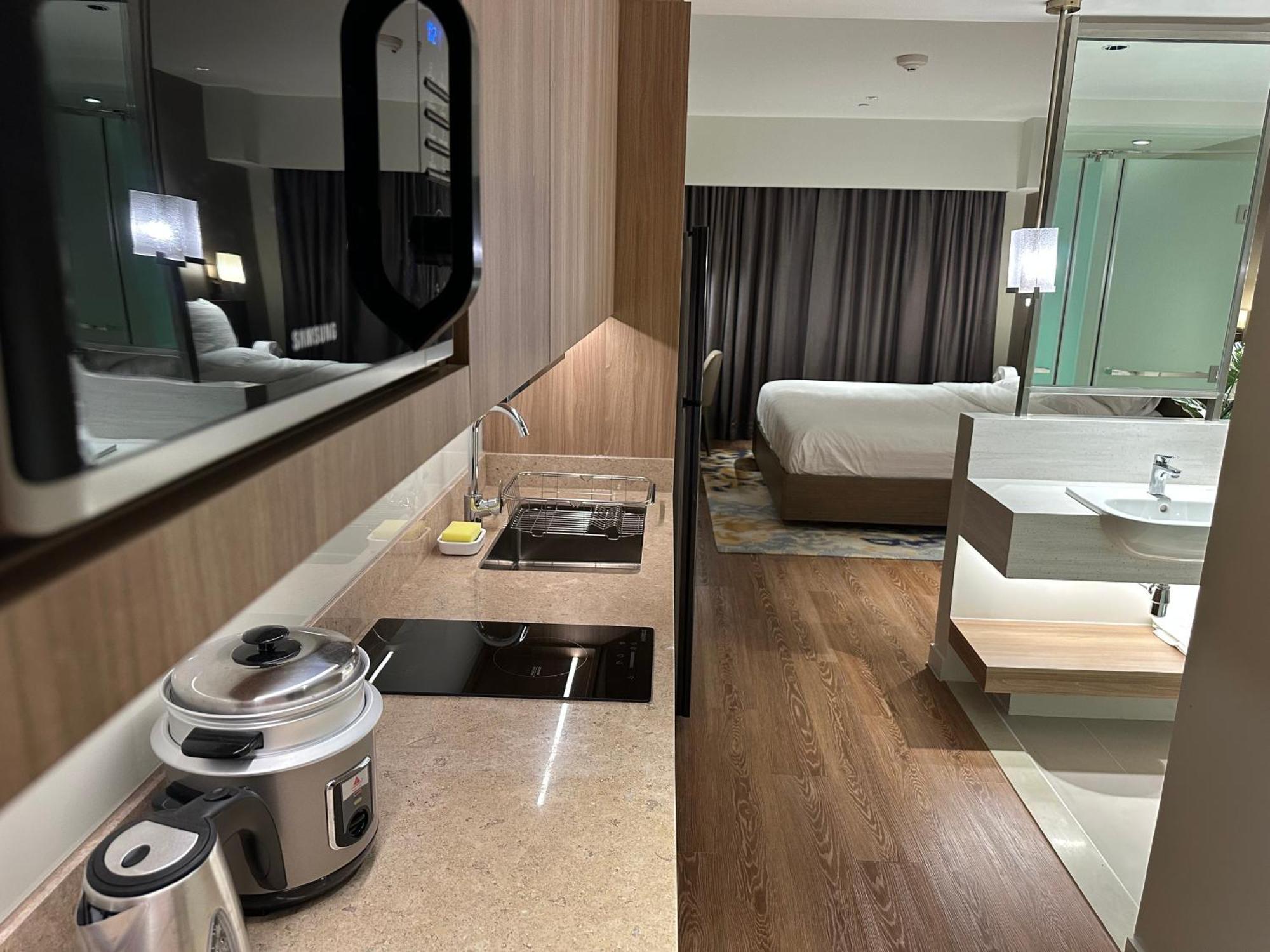 Standard Rockwell Skylineview King By Premiumstayph *