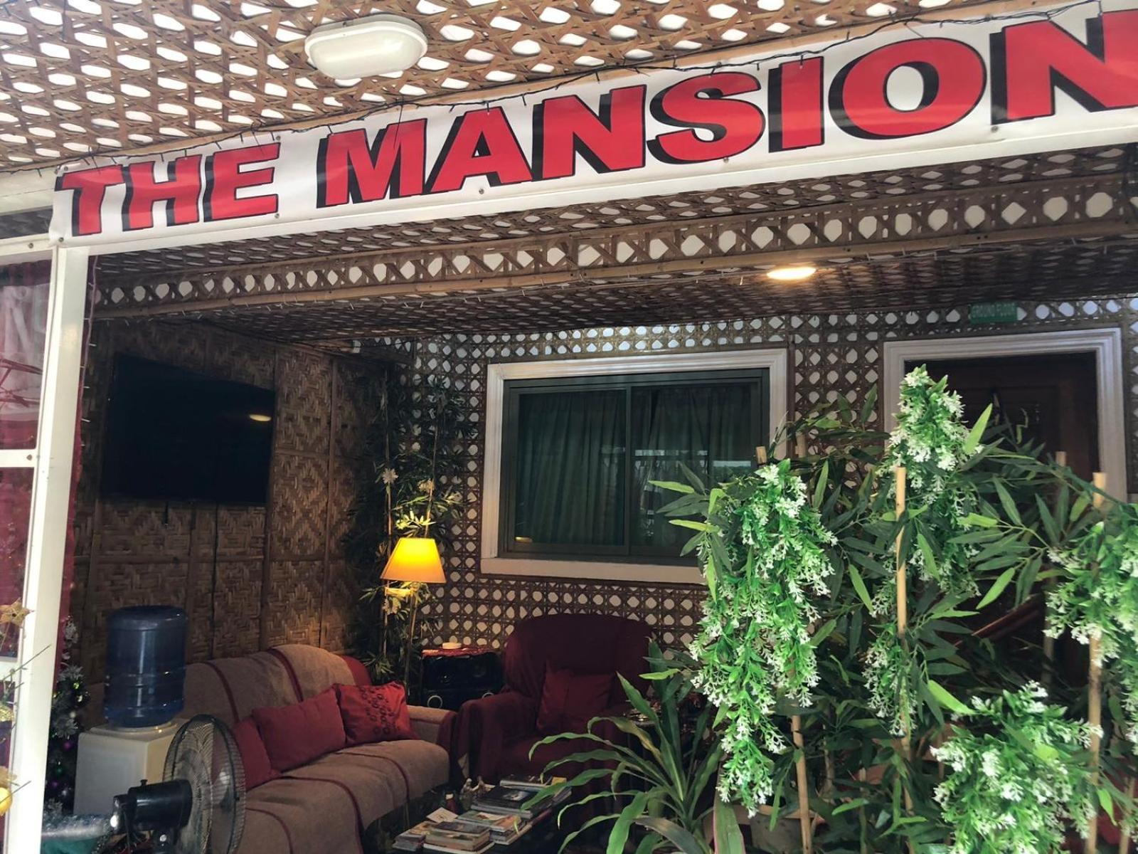 Apartment The Mansion - Backpackers Near Airport *