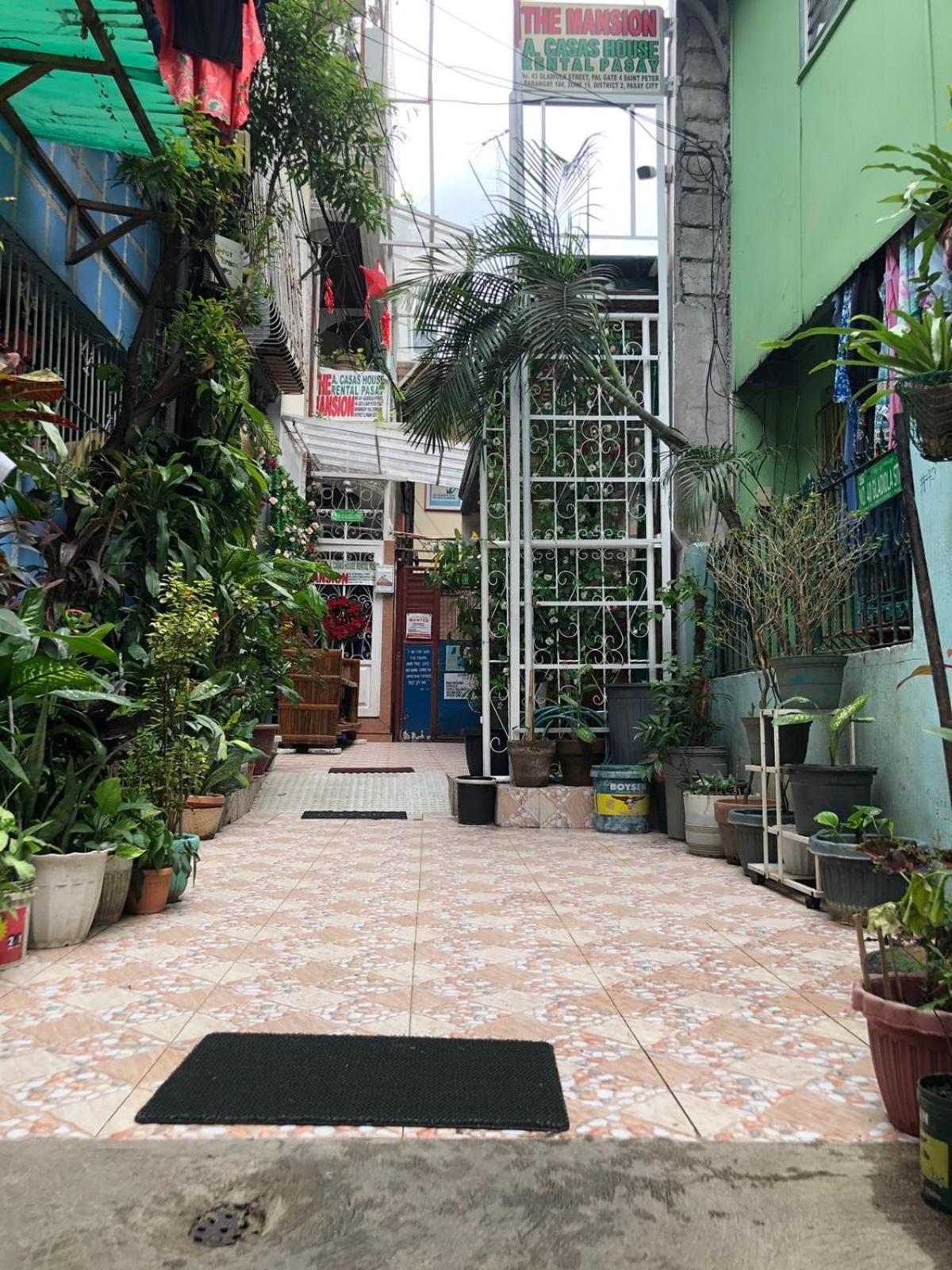 The Mansion - Backpackers Near Airport Apartment Manila