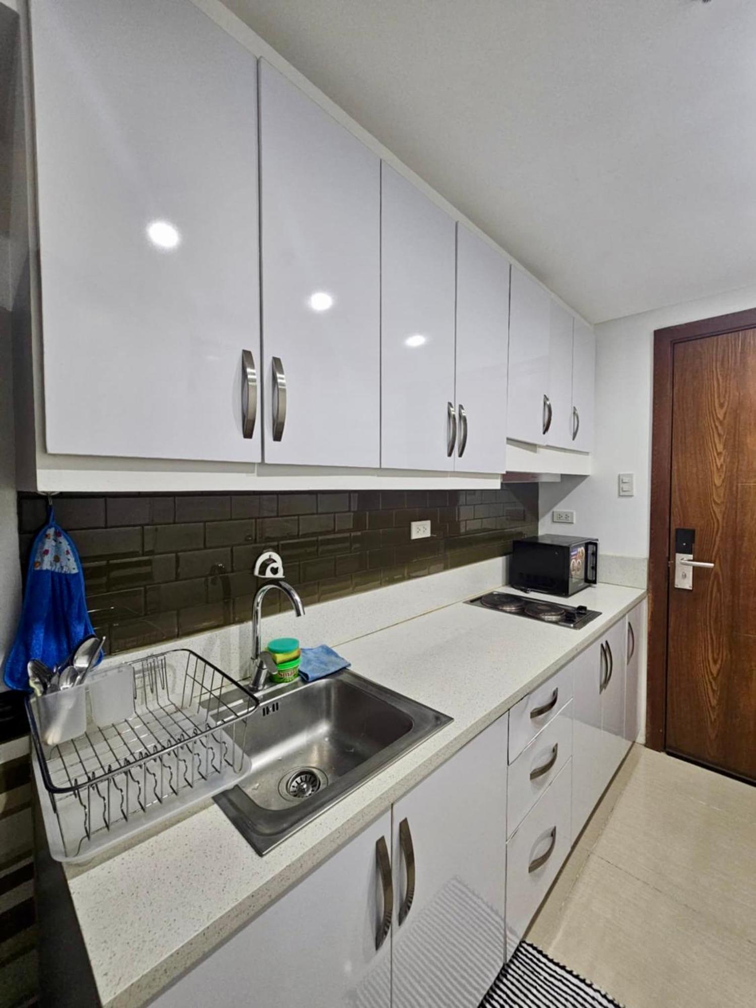 White House Staycation By Trixie Datiles Aparthotel Manila