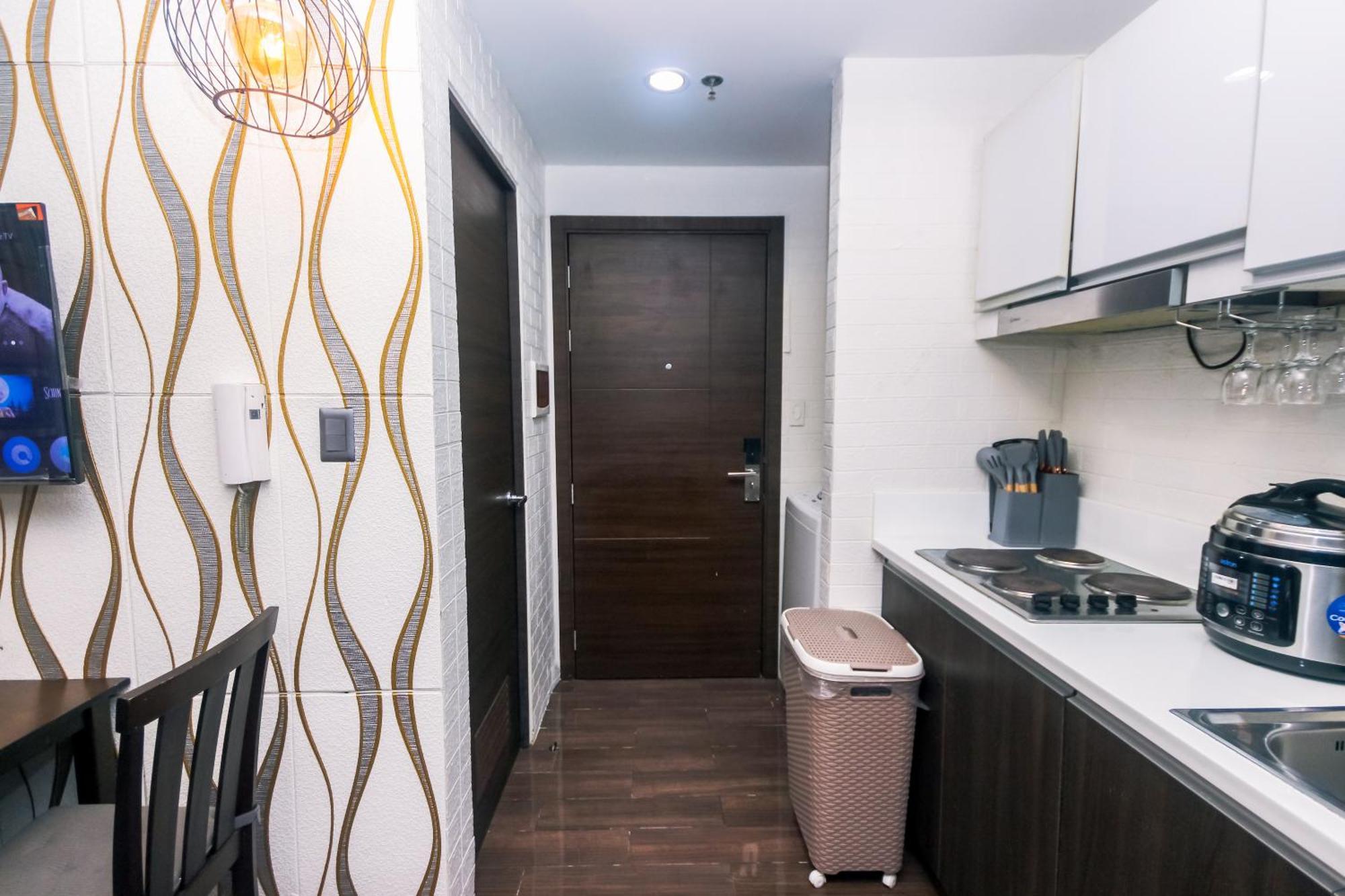 Apartment 2 Bedroom Makati Urban Playground Air Gym Swim Park 1949 Manila