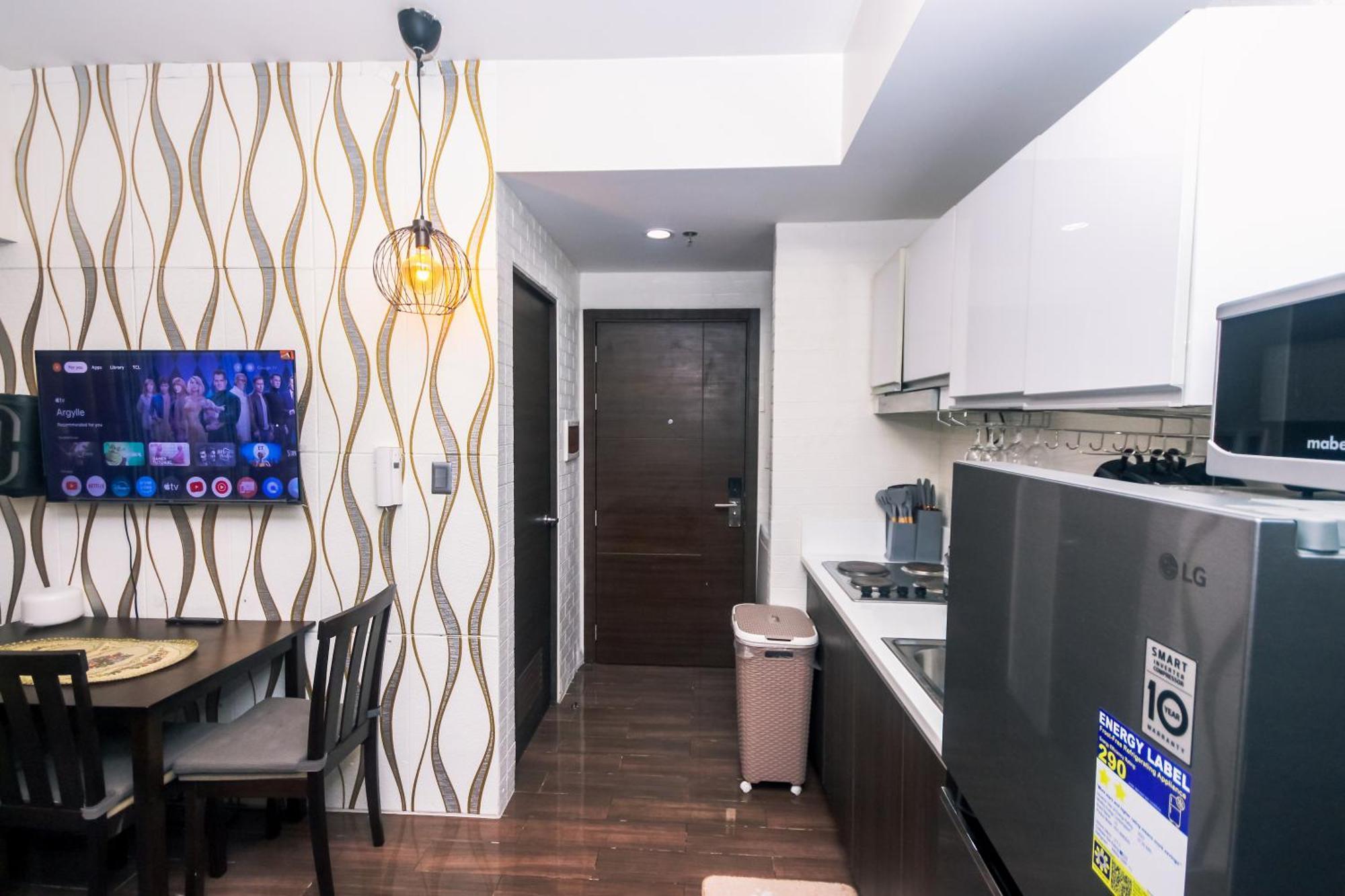 Apartment 2 Bedroom Makati Urban Playground Air Gym Swim Park 1949 *