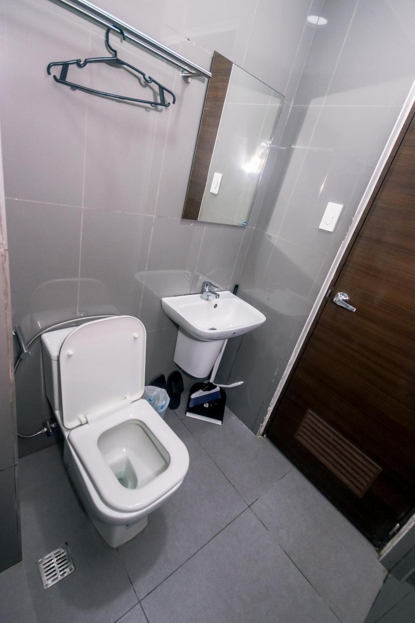 Apartment 2 Bedroom Makati Urban Playground Air Gym Swim Park 1949 *