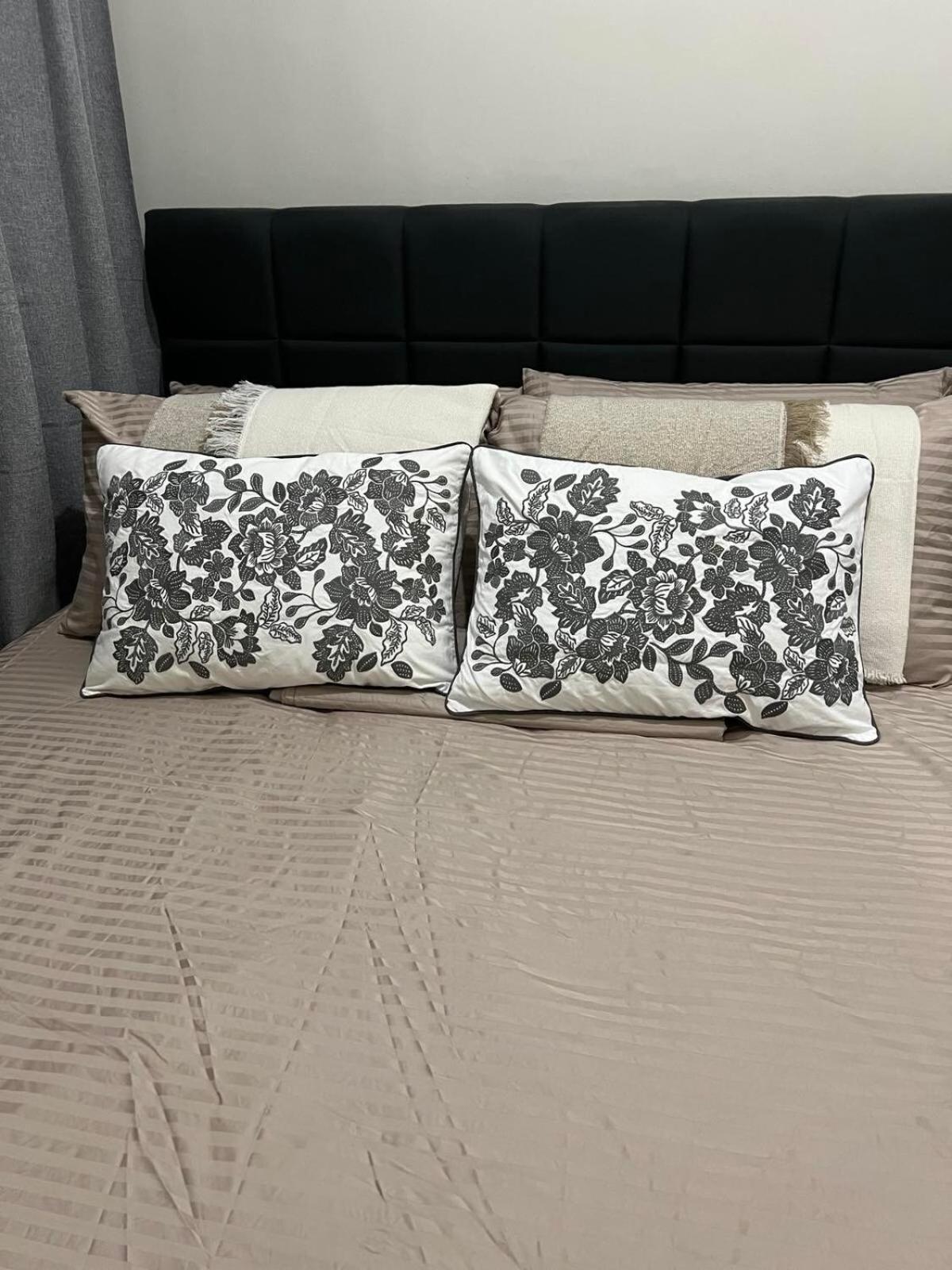 1br Luxury Bed, Movie Room, Swimming Pool Access Apartment Manila