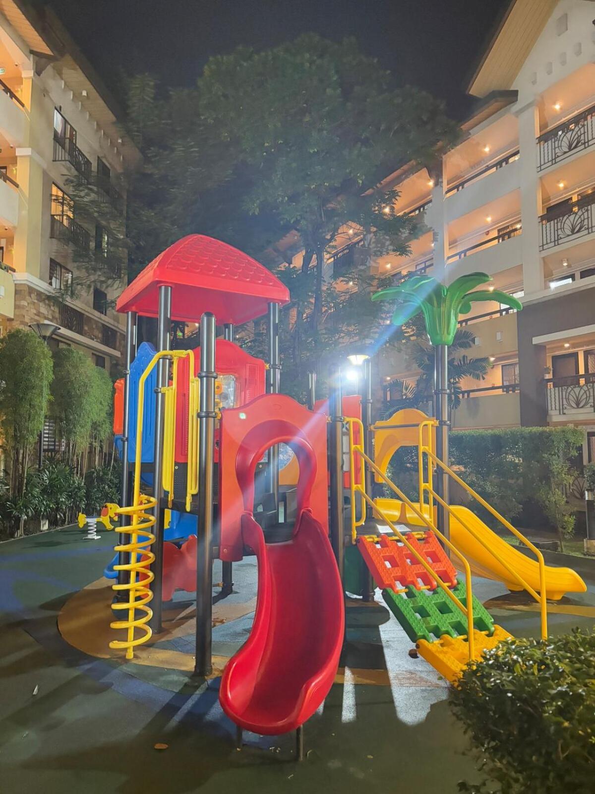 Cozy 2br Free Pool Access Manila