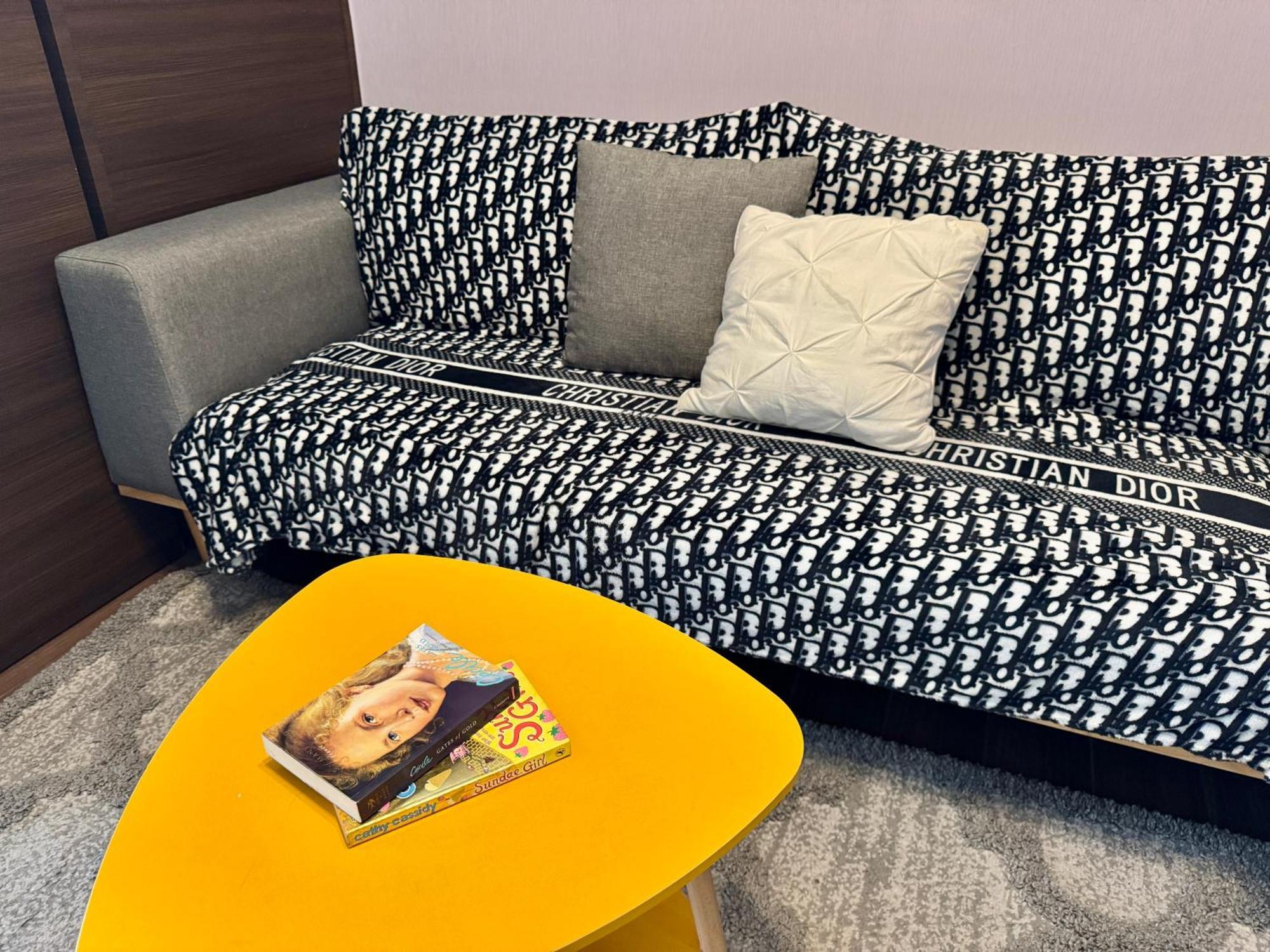 Bliss Chill Vibes Makati 5338 Netflix Swim Gym Park Superfast Net Apartment Manila