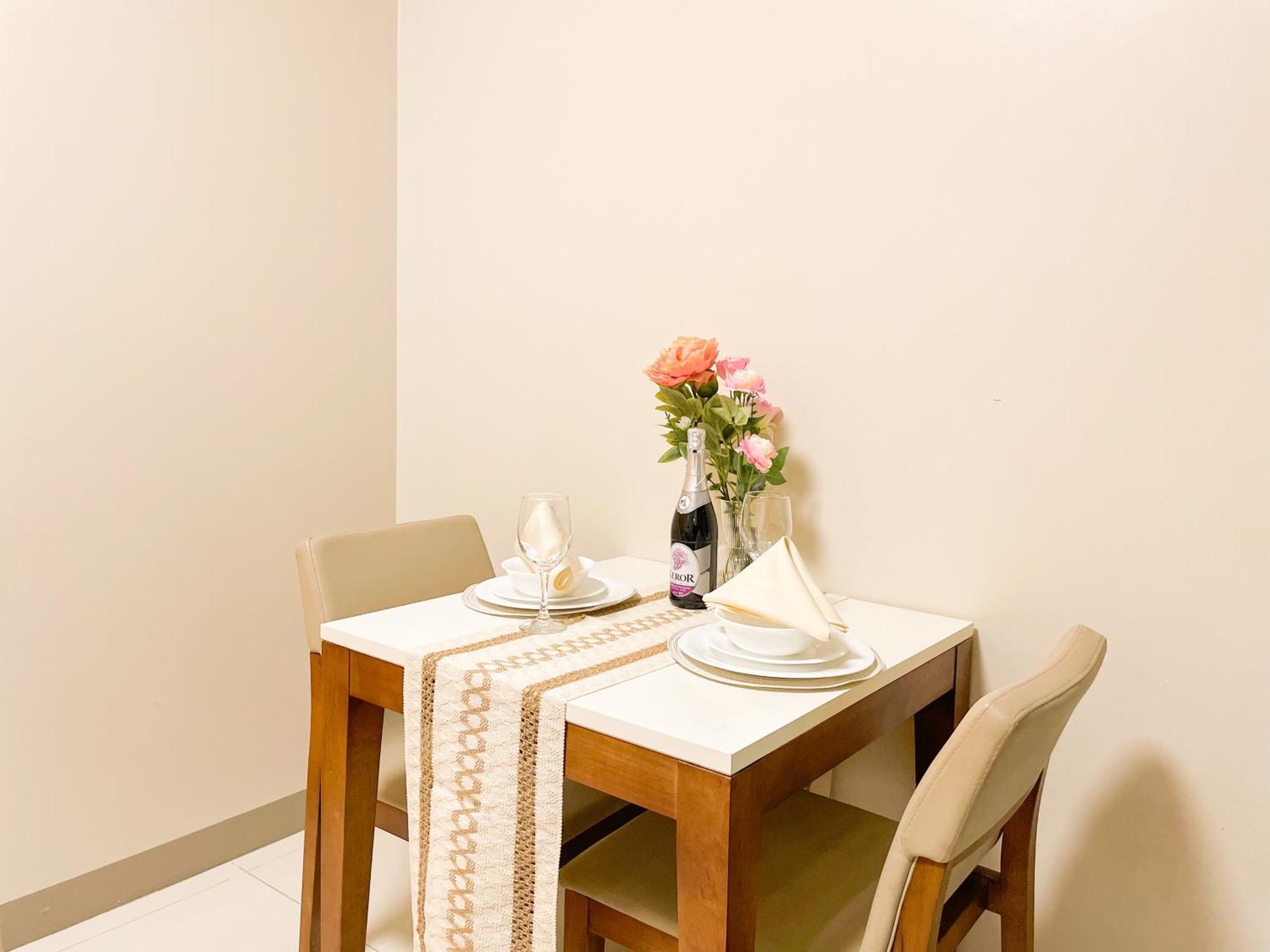 Luxury Bgc Condo, Steps To Uptown Mall #oursw31i * Manila