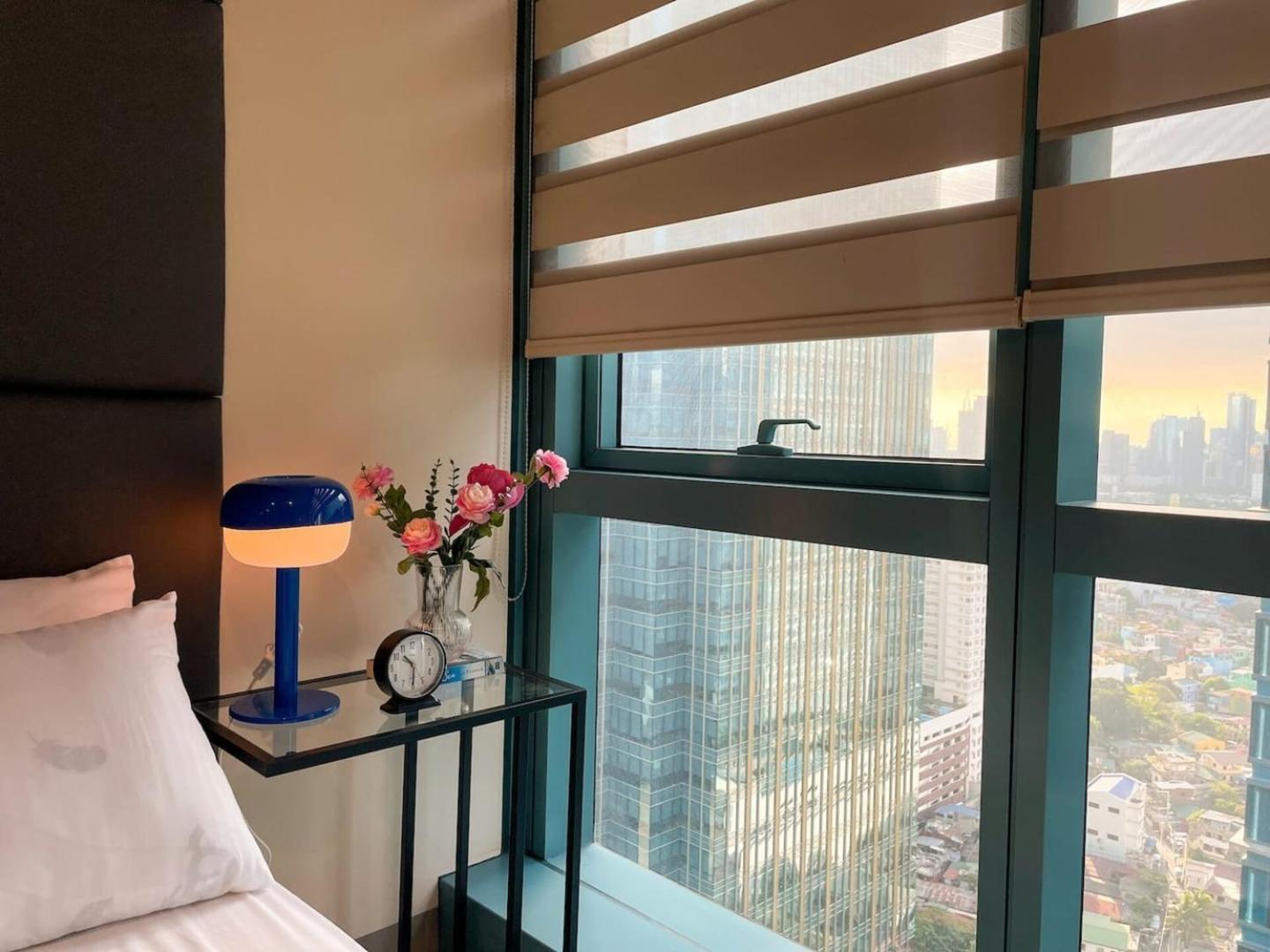 Sophisticated Bgc At Uptown Area #oursw30c2 * Manila
