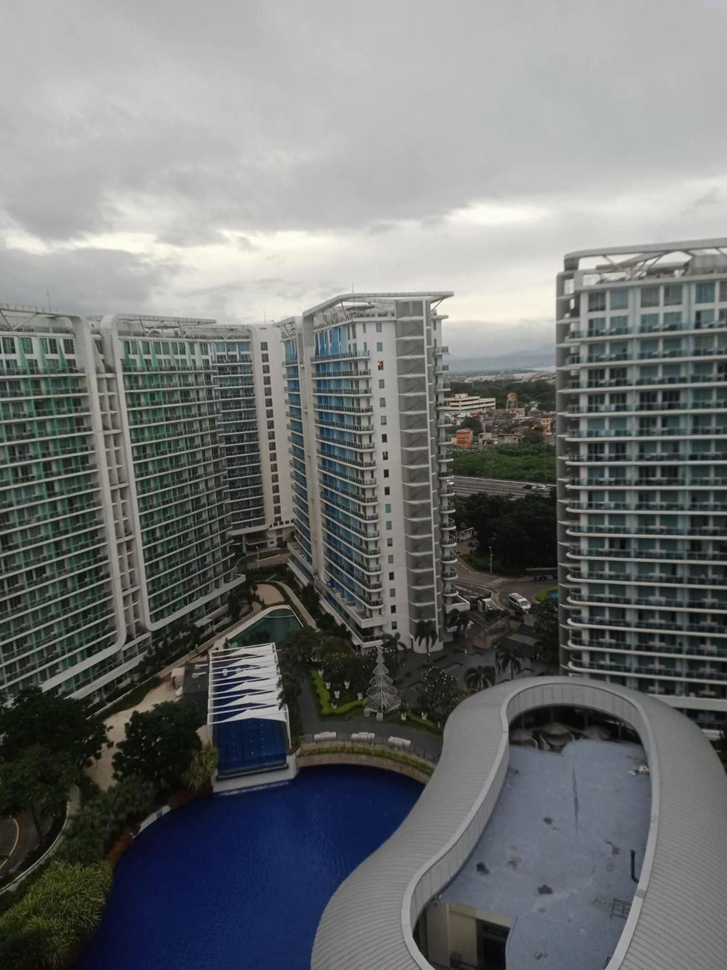 Serene Hideout At Azure Apartment