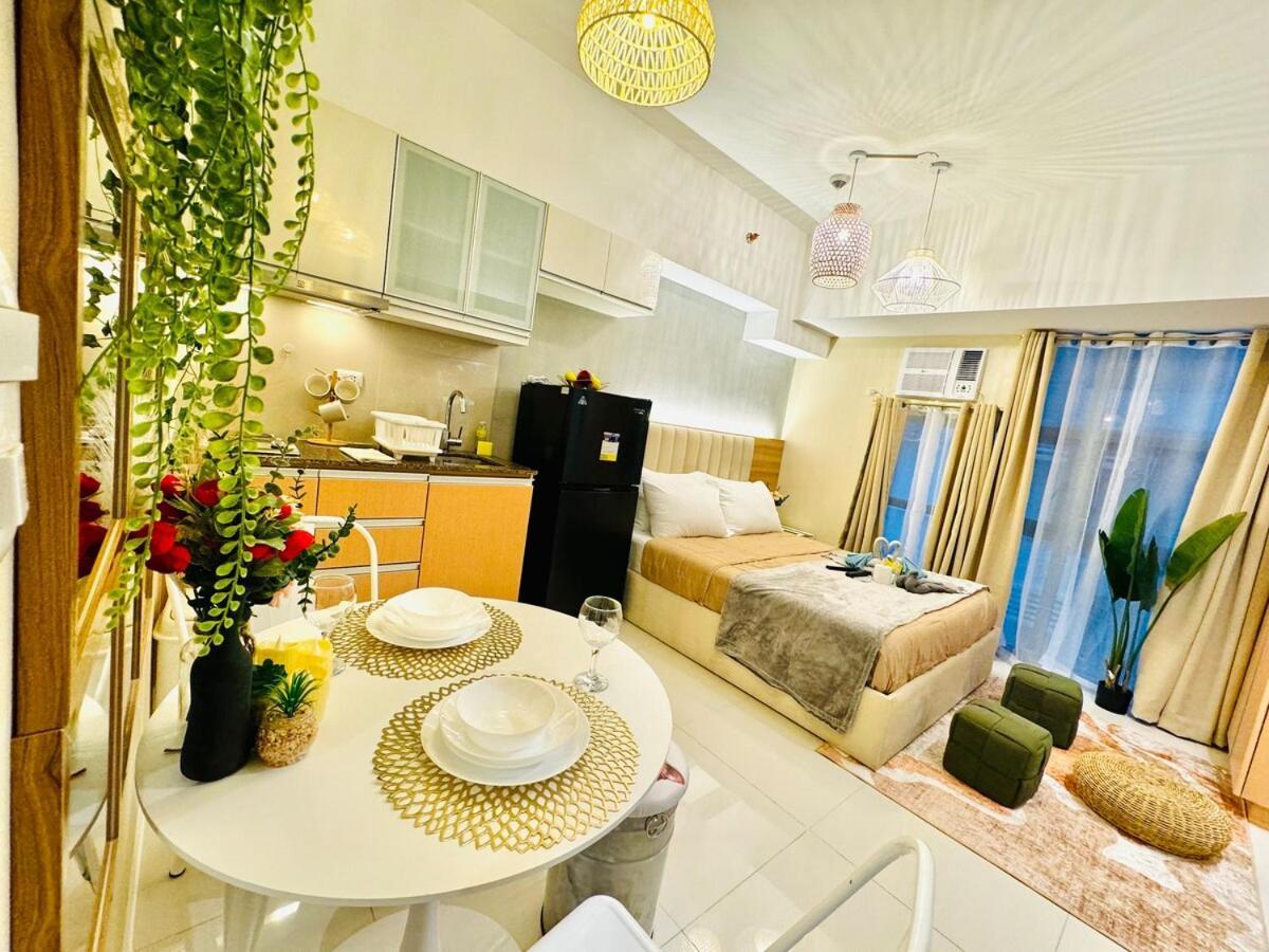 Staycation Near Venice Mall Mckinley Taguig Apartment