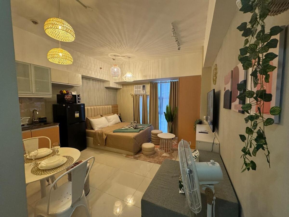 Staycation Near Venice Mall Mckinley Taguig Apartment