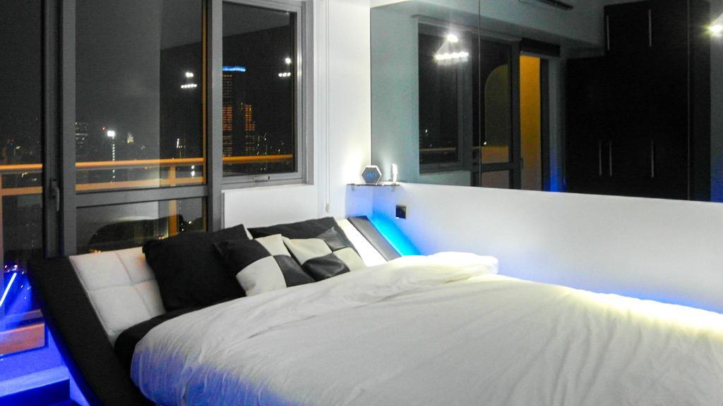 Modern Luxury Lower Penthouse Unit Apartment *