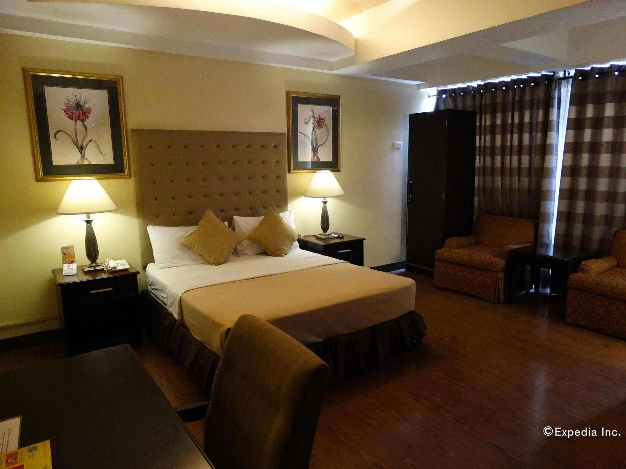 Hotel Silver Oaks &