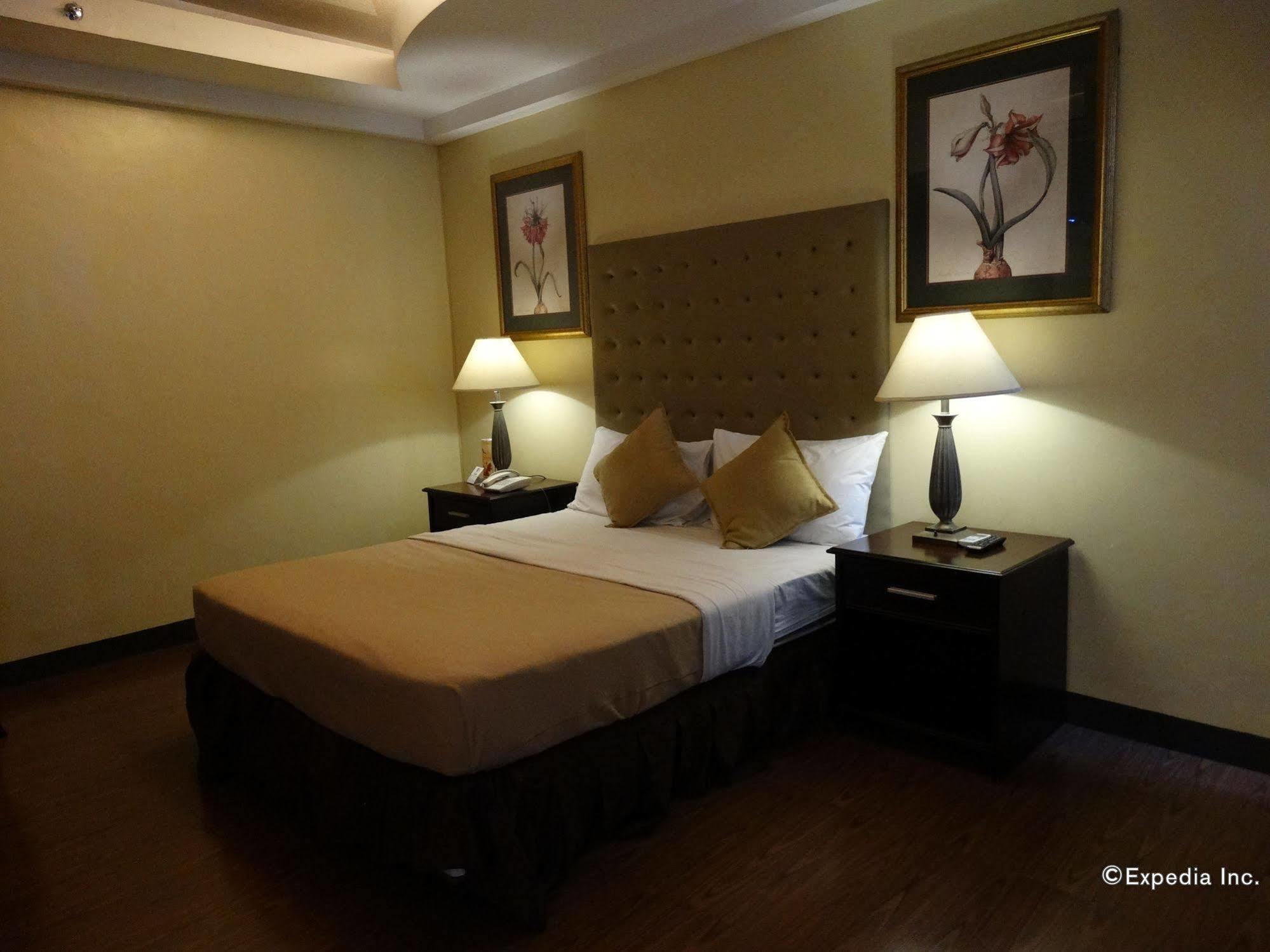 Hotel Silver Oaks &