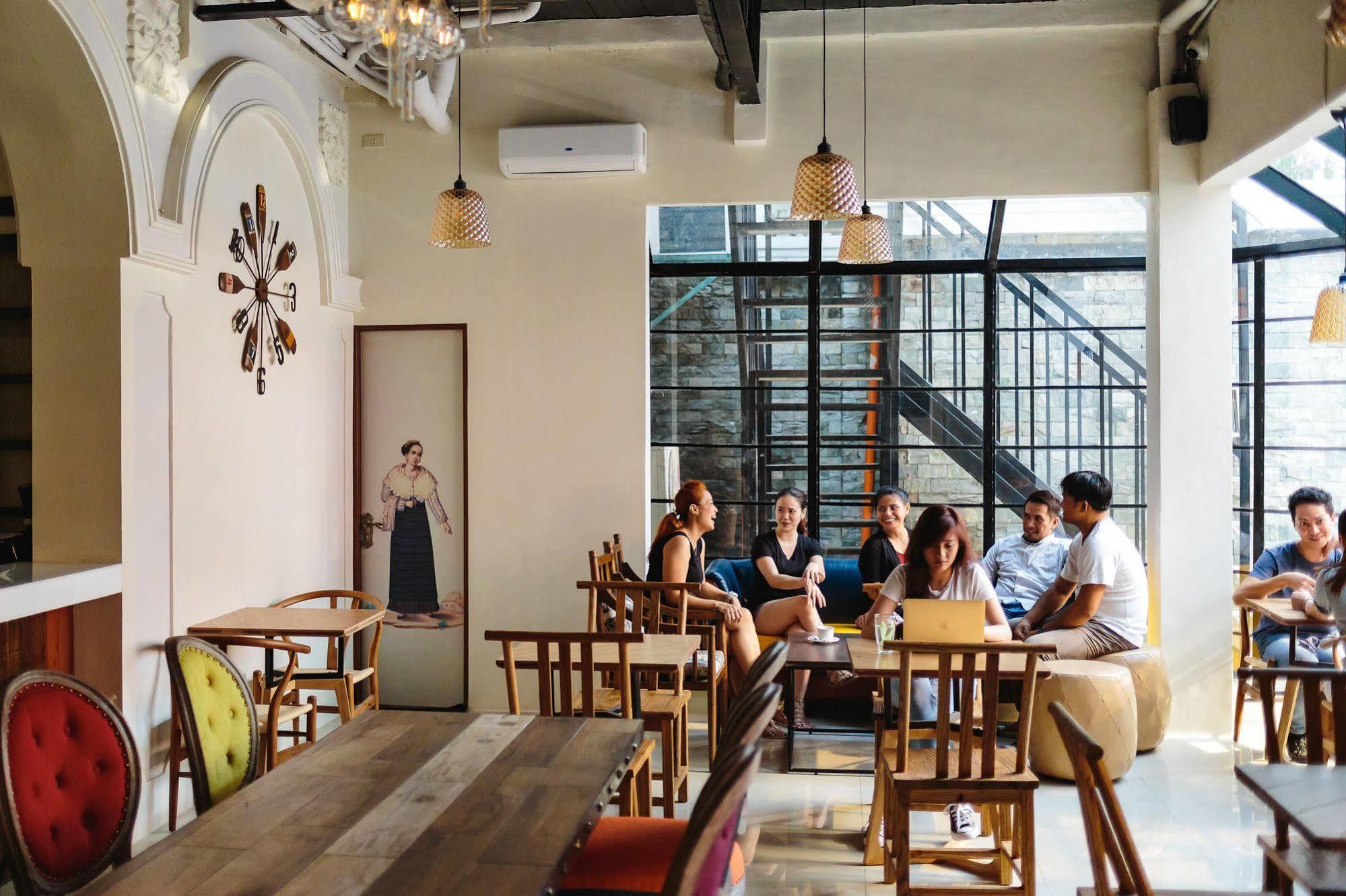 Hostel Tambayan Capsule & Bar