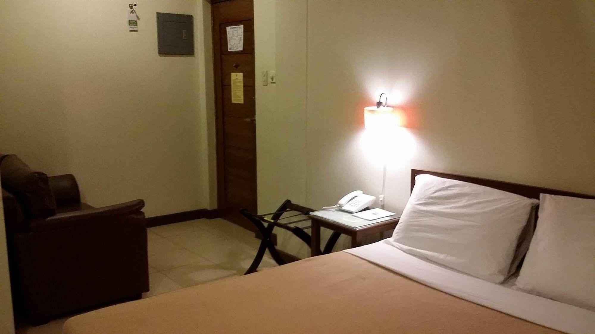 Governor Forbes Hotel 2*