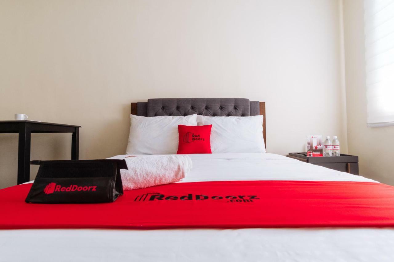 Hotel Reddoorz Premium @ Vista Heights Legarda Manila