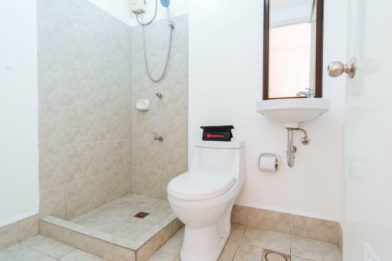 Hotel Reddoorz Premium @ Amaia Skies Avenida 4*