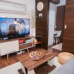 Luxe Dashaus At Air Makati With Balcony - Skyline View