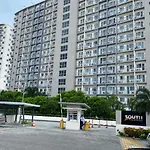 Luxury Two Bedroom With Balcony In South Residence Of Las Pinas