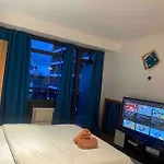 43F Gramercy Studio With Wi-Fi & Pool Access