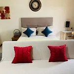 One Palm Tree Villas Condominium - Studio 2H With Balcony - Across Terminal 3 Airport