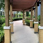 One Palm Tree Villas Condominium - Studio 2H With Balcony - Across Terminal 3 Airport