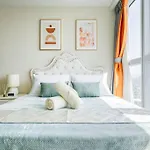 Bgc Skyline 2Br Suite With Parking In Uptown Bgc