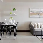 Bgc Skyline 2Br Suite With Parking In Uptown Bgc
