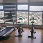 Stunning 1Br W Amazing Infinity Pool And 360 Roof Deck Viewing Makati And Rockwell Lights - 5 Mins Drive Away To Poblacion Makati