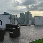 Stunning 1Br W Amazing Infinity Pool And 360 Roof Deck Viewing Makati And Rockwell Lights - 5 Mins Drive Away To Poblacion Makati