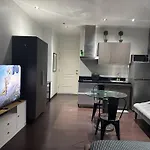 Penthouse Studio Highspeed Wi Fi Smart Tv Pool Gym