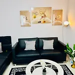Budget Stay In 81 Newport Near Terminal 1 Bedroom C6-3H