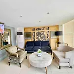 Jing\'Scrib 2Br Apartment By Azure Near Airport