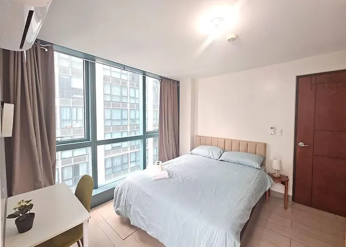 One Uptown Executive 2 Bedroom, With Balcony, Washer & Netflix