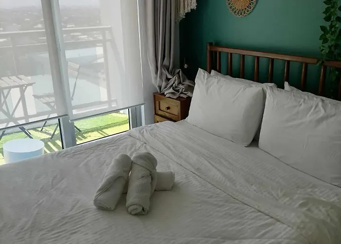 Luxury 1Bedroom Condo Unit Near Manila Airport - Azure Resort Residences