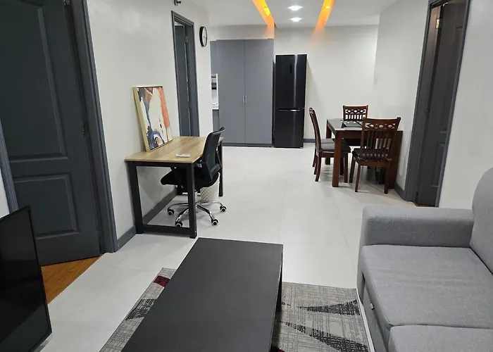 Bgc Center Decent 74Sqm, 2Br, 2Baths, 4Beds With Maid Quarter