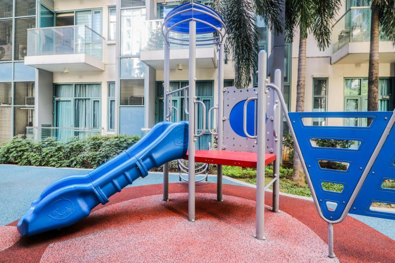 Prs At One Palm Tree Near Airport Apartment Manila