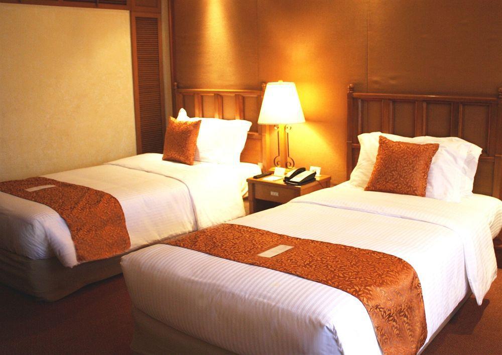 Manila Pavilion Hotel And Casino Hotel 4*