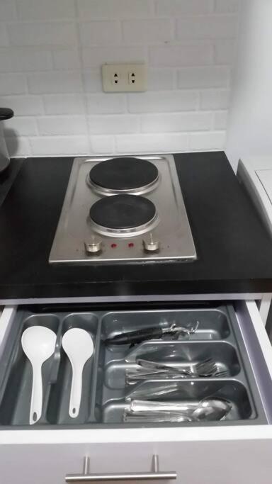 Minimalist 1 Bedroom In Alabang Near Molito And Atc With Wifi & Netflix M *
