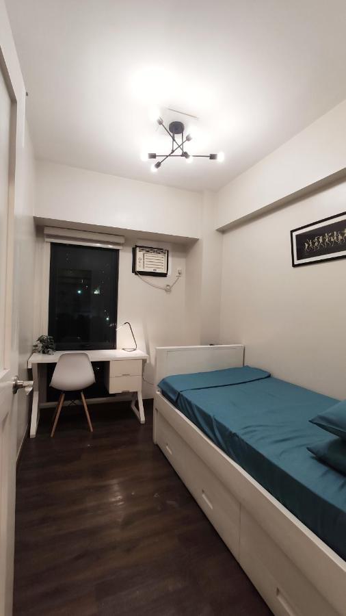 Living Unit In Metro Apartment *
